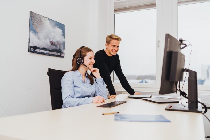 MŁODSZY SPECJALISTA DS MARKETINGU, 1. Zdjęcie