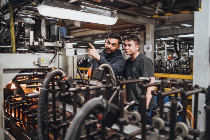 PRACOWNIK PRODUKCJI - FOLIOWANIE, 1. Zdjęcie